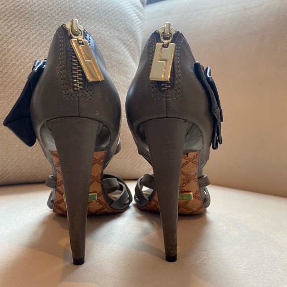 L.A.M.B grey leather sandals with navy blue ankle flower sz 5.5 - Picture 6 of 8